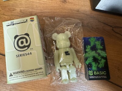 Bearbrick Be@rbrick 100% Series 44 Figure - Basic Letter E - Glow