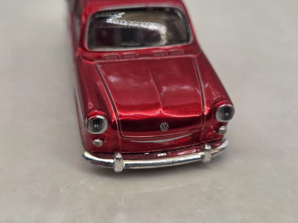 Maisto All Stars конфетно-красный 1967 Volkswagen VW 1600 Squareback 1:64 отдельно - Изображение 3 из 4