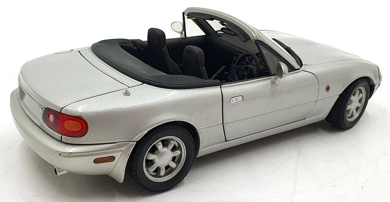 Gate 1/18 Scale Diecast DC31323K - Mazda MX-5 - Silver - Image 2 of 4