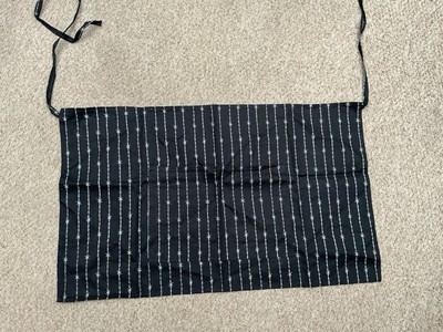 KELLNERIN/KELLNERSCHÜRZE SCHWARZ STACHELDRAHT DESIGN KURZE TAILLE PASSFORM KOCHARBEITEN