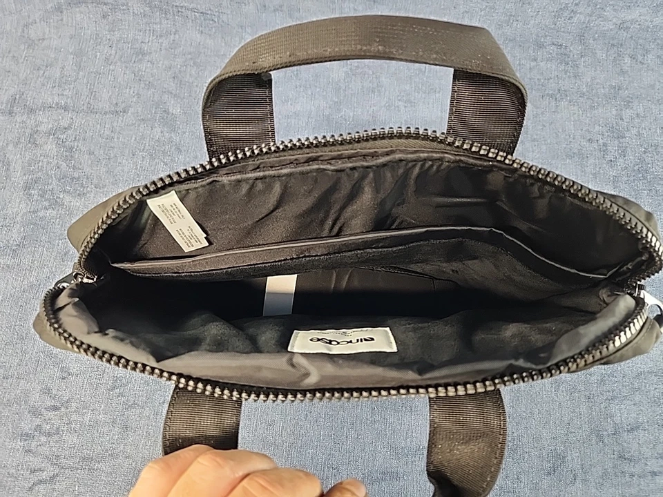 Bolso para portátil Incase Brújula Brief 13" con correa de hombro negra de nailon de vuelo u-11H Foto 3 de 4