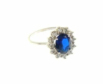 RING AUS 18K WEISSGOLD, BLUME MIT OVALEM KRISTALL UND ZIRKONIA RAHMEN