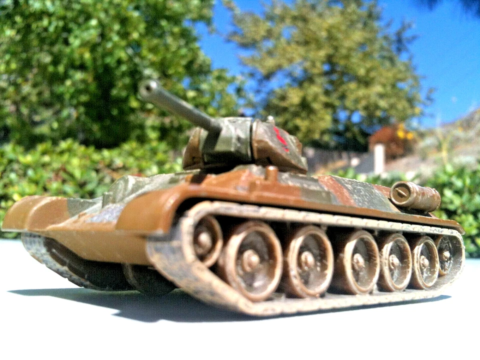 Corgi Soviet T-34/76  Medium Tank Autumn Camouflage No Outer Box 1:76 Scale. - Image 2 of 4