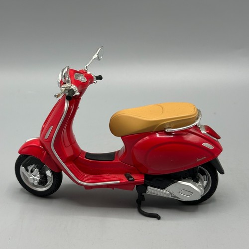 Maisto Vespa Primavera 150 Red Scooter Motorcycle 1/12 Scale - Picture 5 of 7
