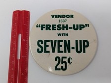 De colección 7-Up "Fresh-Up with Seven-Up" Vendedor Pinback Botón 25¢ Soda Publicidad Años 50