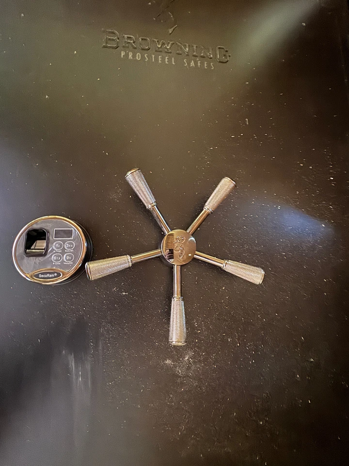 Browning ProSteel 翻盖式 Out-Swing Vault 门,战术黑色,83"x42.75" 全新 — 第 4/4 张图片