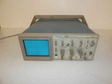 TEKTRONIX 2205 20MHZ OSCILLOSCOPE  (UCQ80)
