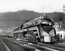 NORFOLK & WESTERN RAILROAD BULLET STREAMLINER 600 TRAIN LOCOMOTIVE 8X10 PHOTO