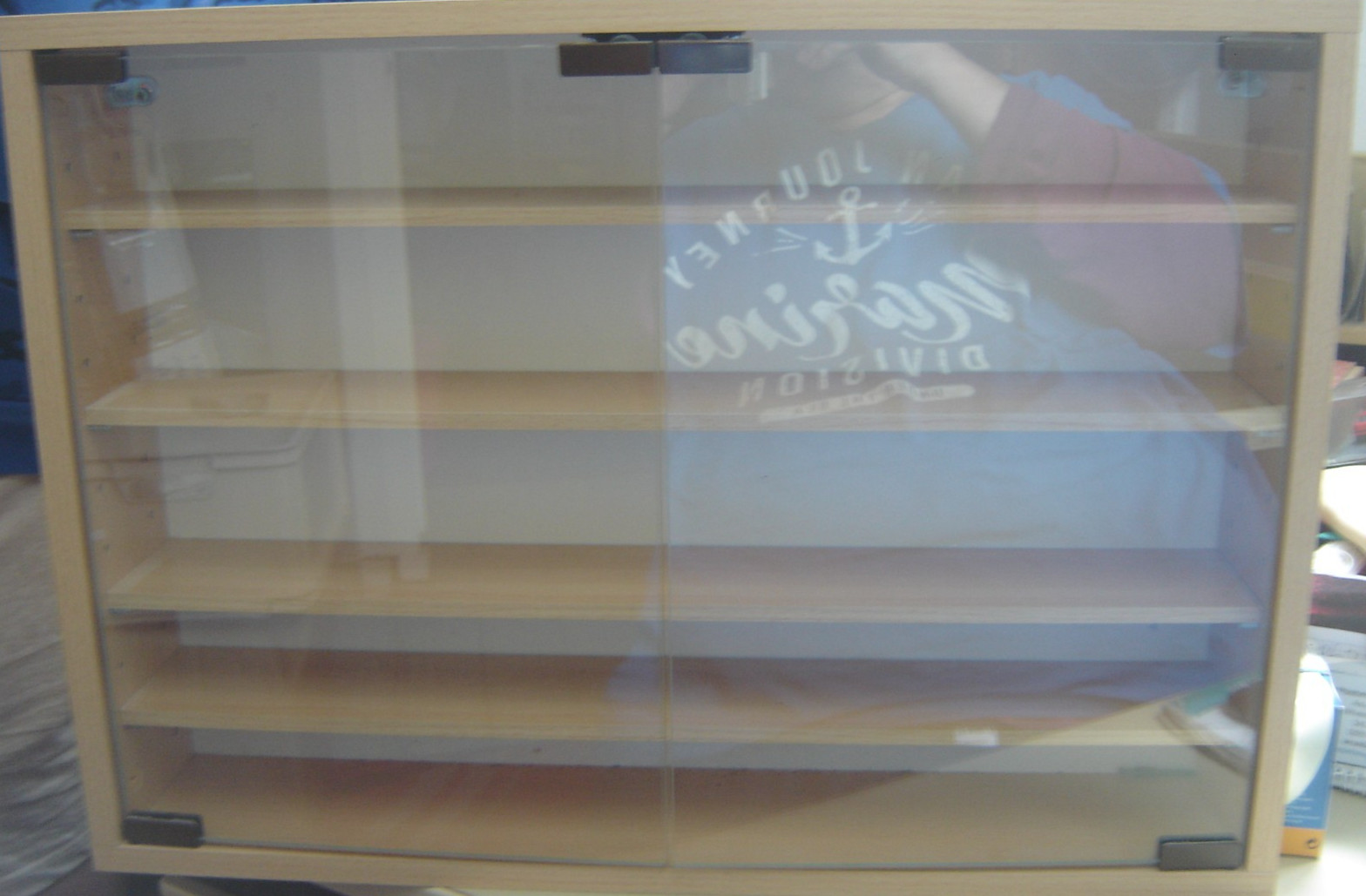 Sehr schöne Vitrine 60 x 43 x 11,5cm Holz und 2 Glastüren "Gebraucht"(987)