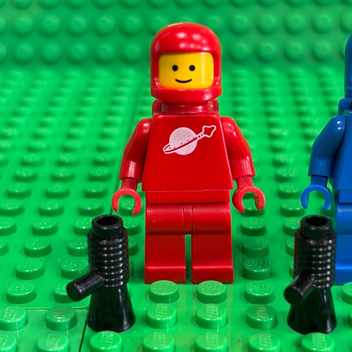 LEGO Minifigure Classic Spaceman (Lot of 4) Red Blue Yellow White