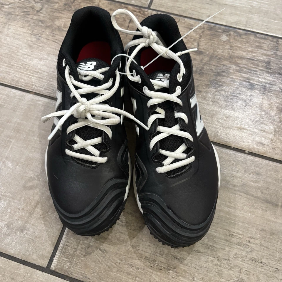 Black and white New Balance softball turf training cleats size 8 - Image 2 of 4