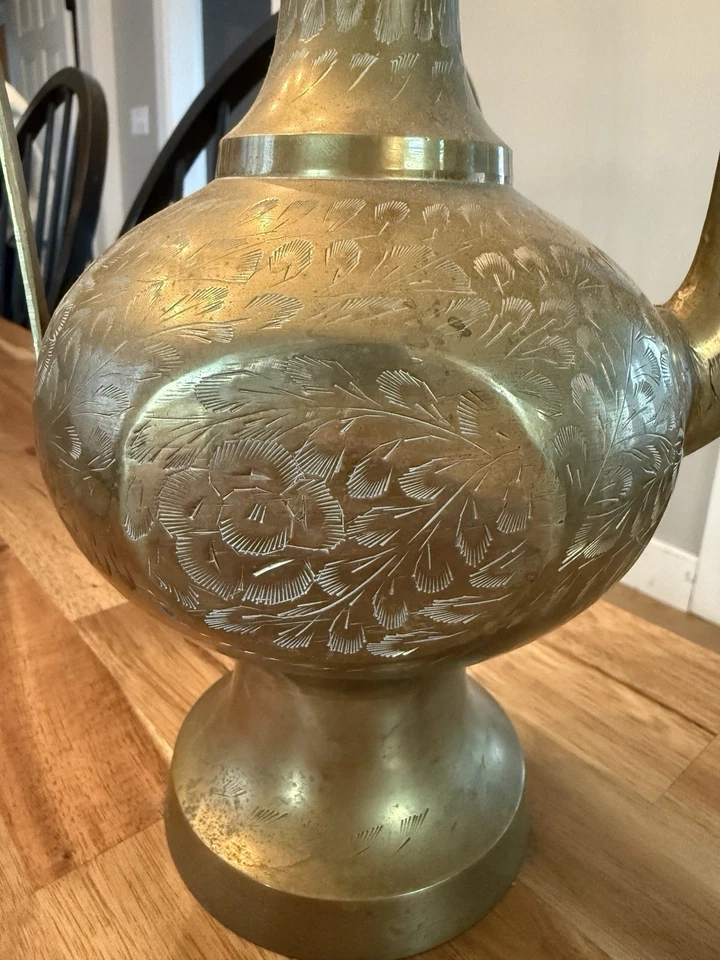 Antigua tetera de latón islámica hecha a mano jarra grabada con tapa y mango Foto 3 de 4