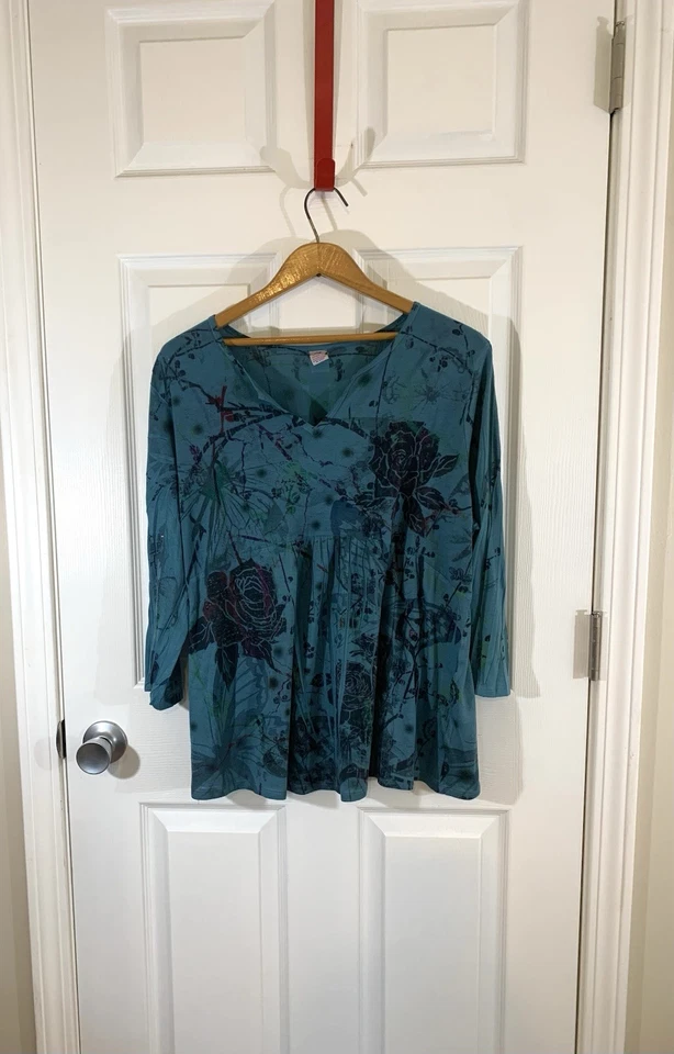 Blusa/top floral para mujer Bobbie Brooks talla 3x (24-26) azul, flores negras cuello en V Foto 3 de 4