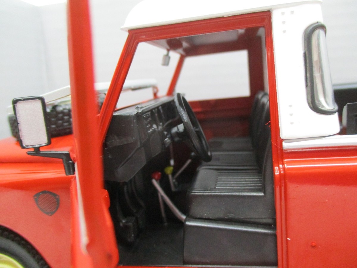 Universal Hobbies 1 18 Land Rover À VENDRE! - FR