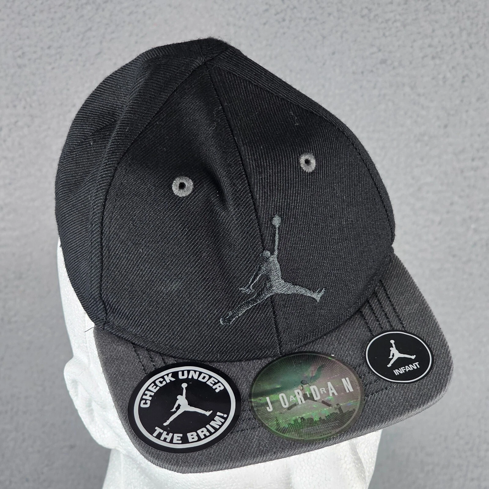 Cappello a tesa piatta Jordan True Infant nero e grigio con logo Jumpman a scatto posteriore