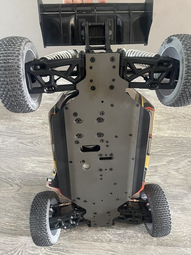DURATRAX Super Tigre .27 835B 1/8 Nitro RC Buggy - Picture 8 of 10