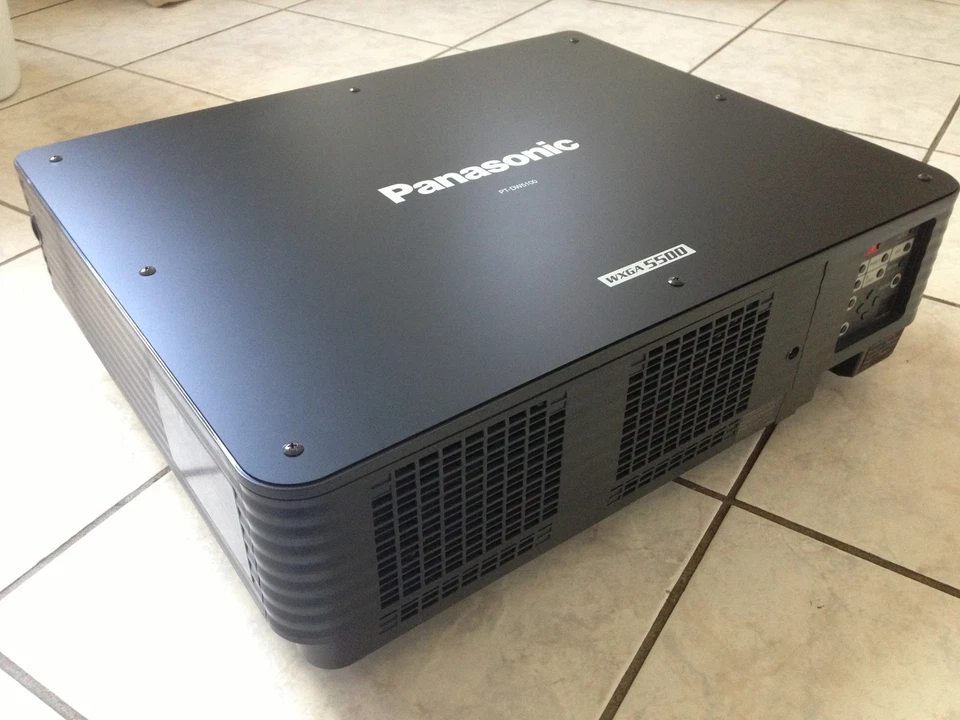 PANASONIC PT-DW5100, DW5100U HD Projector 5500 LUMENS, LOW OVER-ALL HOURS!!! - Image 2 of 3