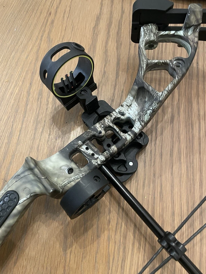 PSE Mini Burner Youth Bow: 5-Arrow Quiver, Whisker Rest, Stabilizer, 3-Dot Sight - Image 4 of 4