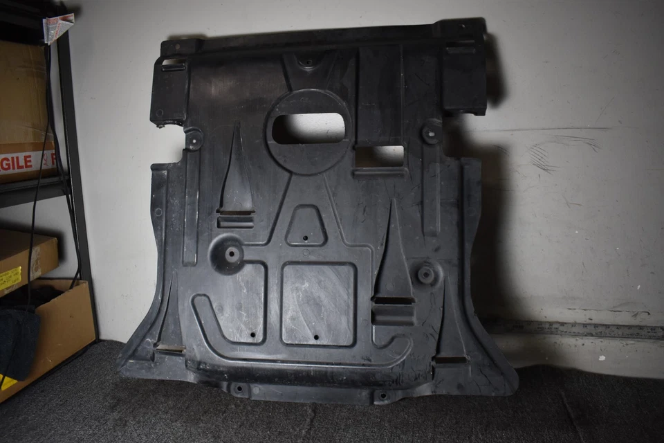 Mercedes Benz GLE 63 AMG S 2017-2019 base escudo central OEM de fábrica Foto 4 de 4