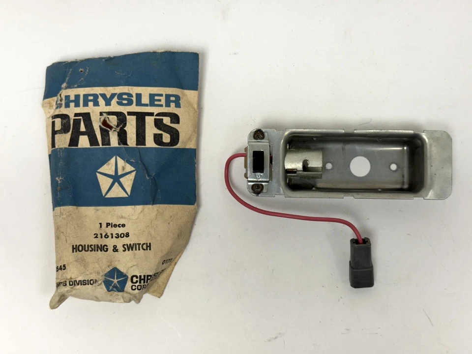 Carcasa e interruptor de lámpara de cúpula trasera Chrysler Plymouth Wagon 1960-1965 NOS 2161308 Foto 3 de 4