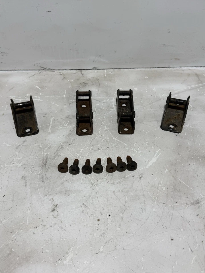 03-06 Jeep TJ Wrangler Asiento trasero Striker Soportes de montaje con pernos OEM QH 6K Foto 2 de 4