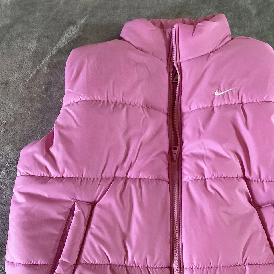 Nike Therma-FIT Chaleco Puffer Mujer Medio Rosa Acolchado Aislado Cremallera Completa Cálido Foto 3 de 4