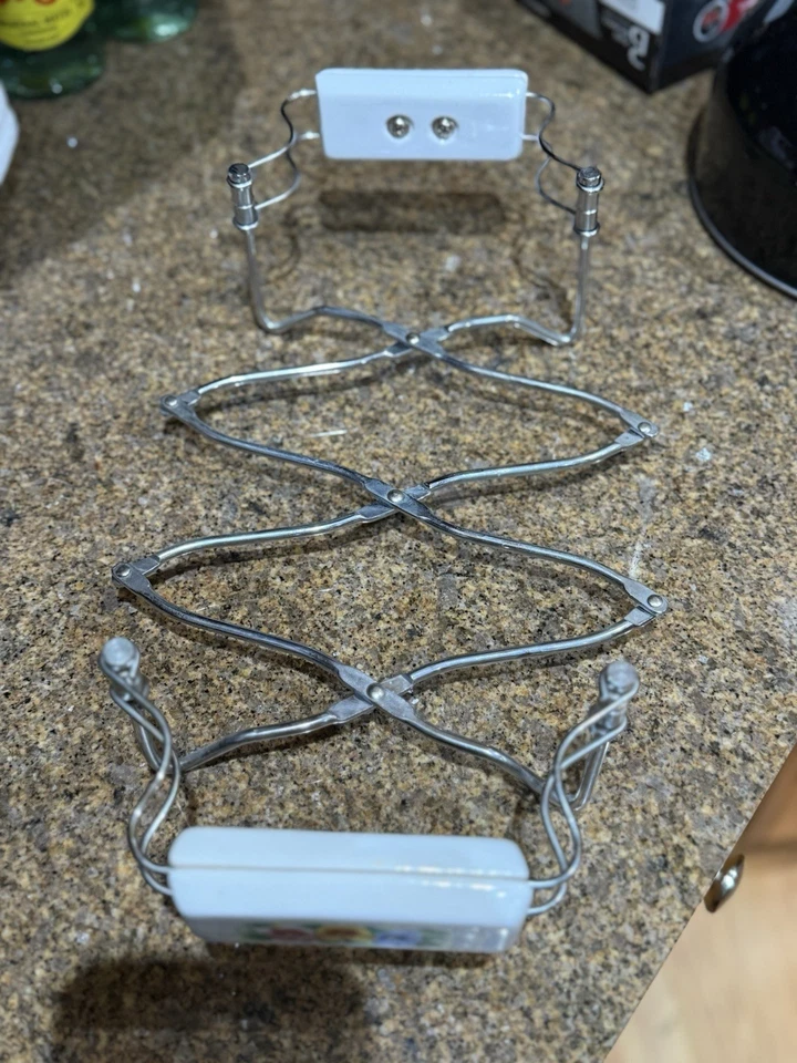 Expandable Casserole Transport and Trivet - Flowers on handles - Image 4 of 4