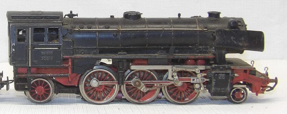 Vintage Marklin HO scale steam engine 23014, 5 cars & accessories-poor to fair - Image 3 of 4