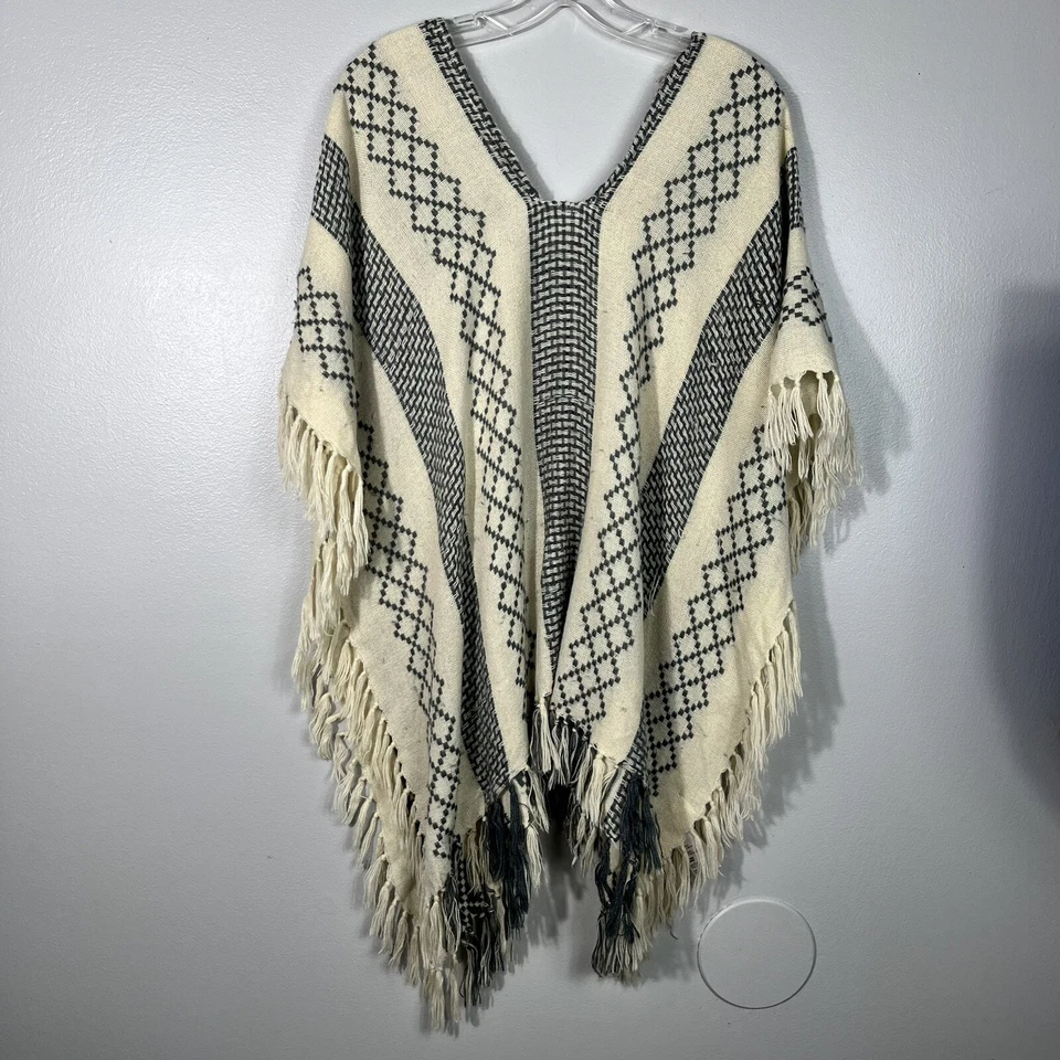Poncho bohemio envolvente Free People crema y gris estampado nórdico con flecos OS Boho Foto 4 de 4