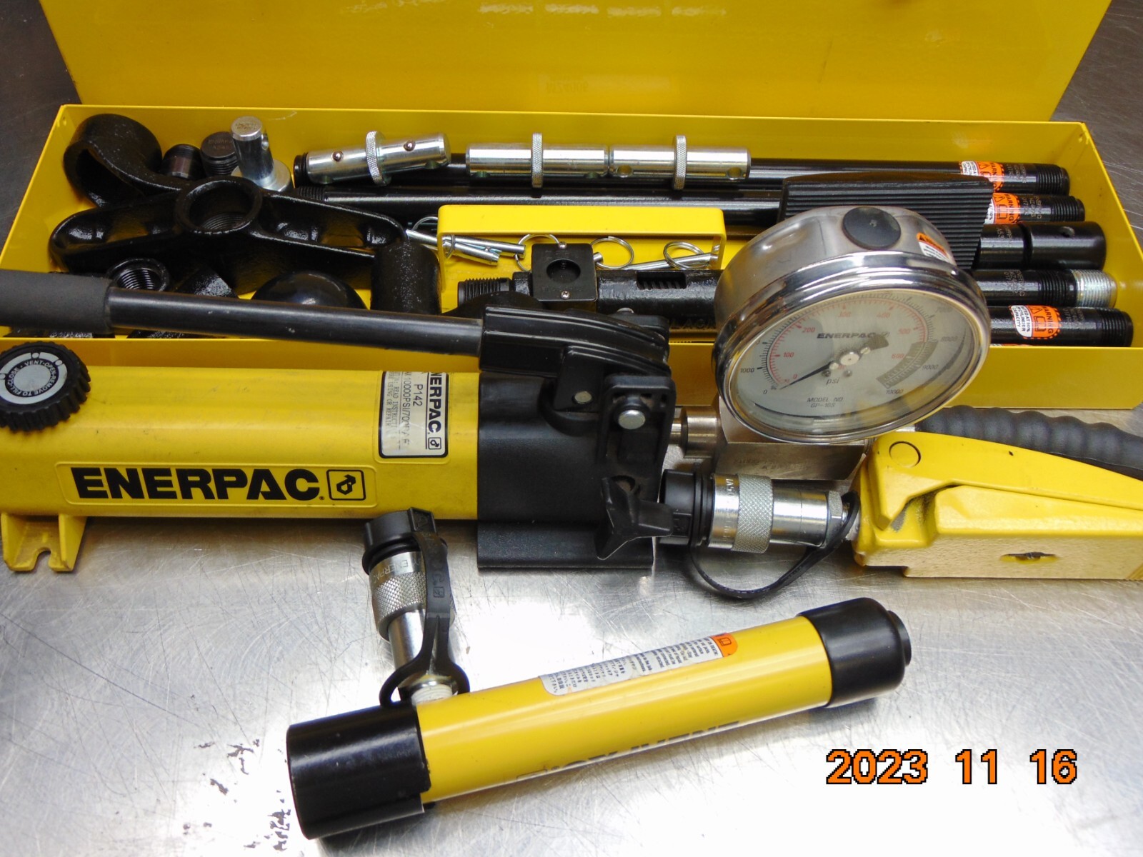 ENERPAC® MS24 HYDRAULIC CYLINDER AND HAND PUMP SET, 33 PIECES, 2.5 TON