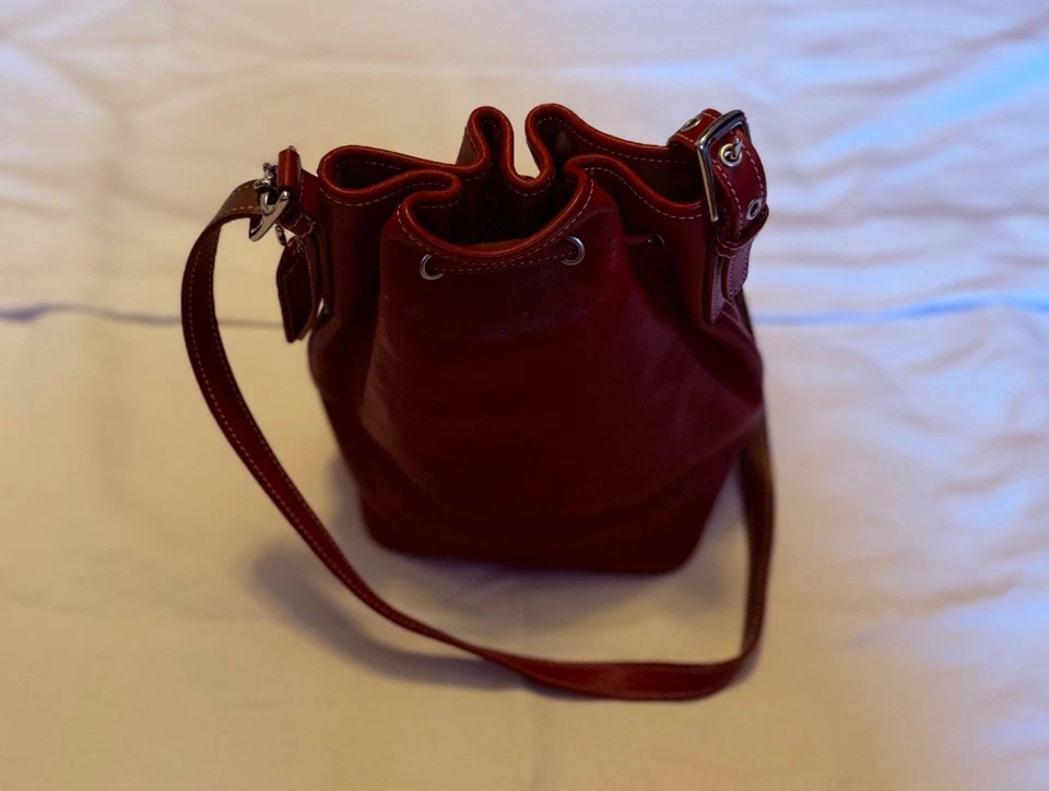 Cartera estilo BuckebSack roja Coach con cordón Foto 4 de 4