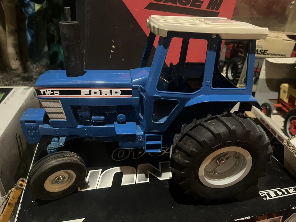 Tractor original Ford TW-5 1:12 raya negra con neumáticos AMPLIOS metal fundido a presión ERTLToy Foto 2 de 4