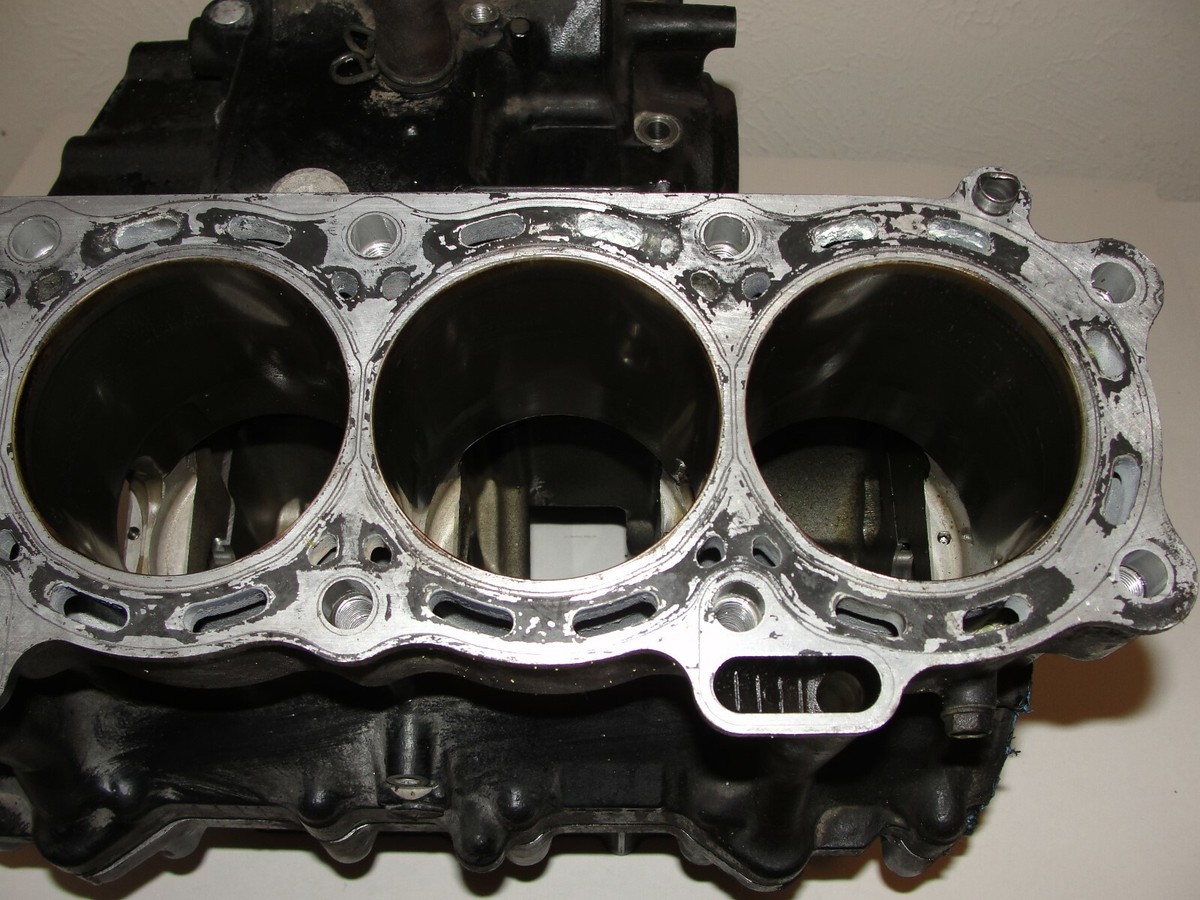 2006 - 2007 Kawasaki ZX10 ZX10R Engine Cases Crankcase 14001