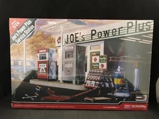 Academy - Joe's Power Plus Service Station 1:24 Scale Plastic Model Kit 15122