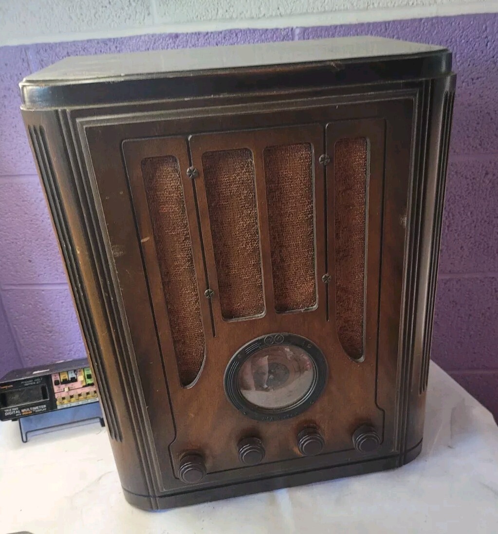 Vintage RCA Victor Globe Trotter 118 Tube Radio UNTESTED NO WAY TO