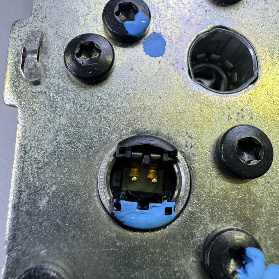 Черный оригинальный левый натяжитель ремня безопасности водителя для Toyota FJ Cruiser 2007-2010 годов выпуска - Изображение 4 из 4