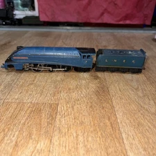 Vintage OO Hornby Sir Nigel Gresley steam engine 7 Locomotive And LNER Tender