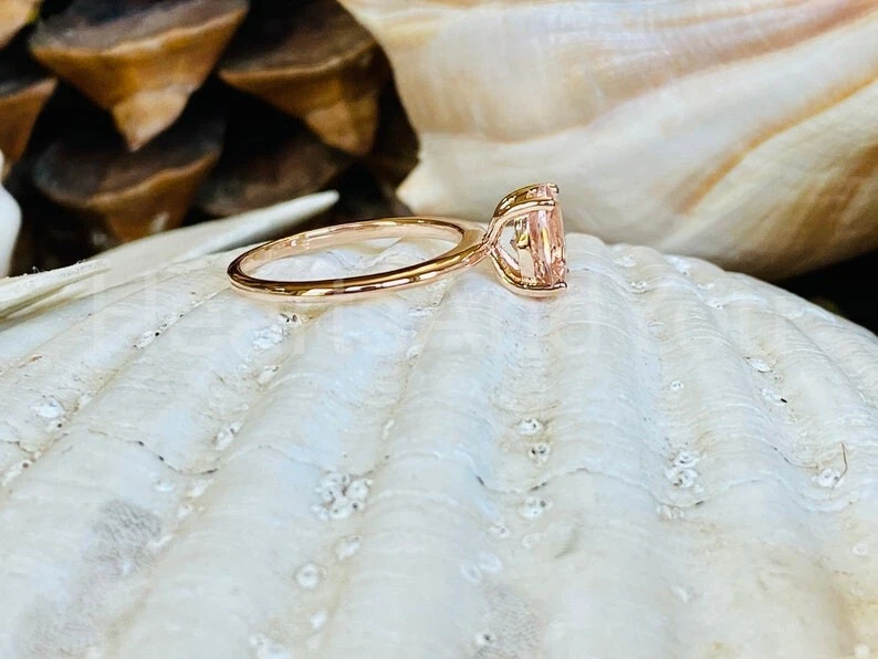 Anillo de compromiso de oro amarillo sólido de 14 k con morganita natural y diamantes de corte ovalado de 1 quilate Foto 4 de 4