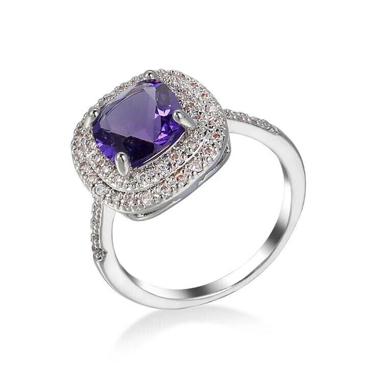 Alianza para mujer amatista púrpura simulada con cojín de 2 quilates enchapada en oro blanco de 14 quilates Foto 3 de 4
