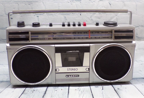 VINTAGE 80's Sanyo Boombox M9705A AM/FM Cassette Boombox Ghetto Blaster Working
