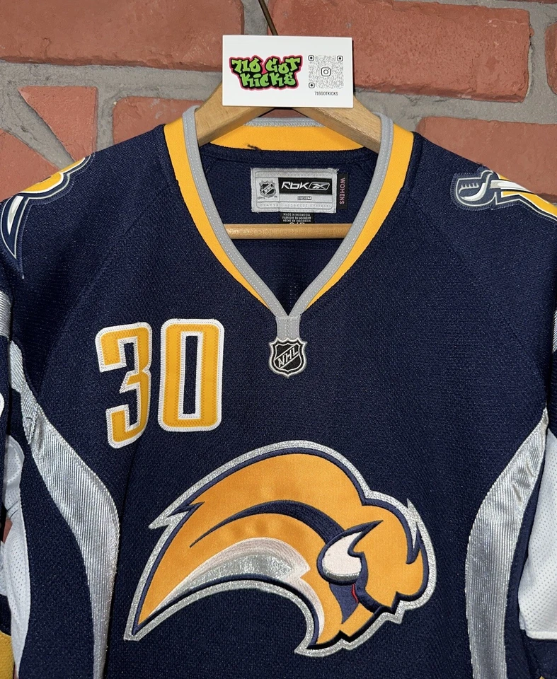 Camiseta deportiva de hockey NHL Reebok Buffalo Sabres Ryan Miller #30 azul marino/amarillo WMNS Foto 3 de 4