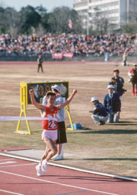 Toshihiko Seko of Japan wins Fukuoka International Marathon he- 1983 Old Photo 2