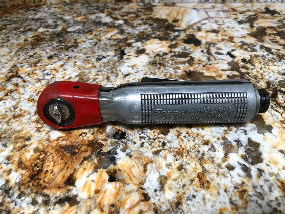 Trinquete de aire de alta resistencia Snap On FAR25 1/4" Drive con bota antipolvo roja alto par. Foto 3 de 4