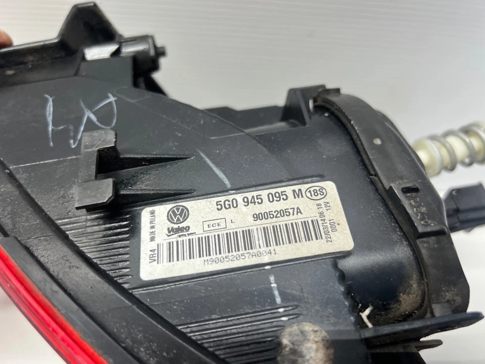 2014 VOLKSWAGEN GOLF PASSENGER OUTER TAILLIGHT (LEFT OUTER) 5G0 945 095 M - Image 3 of 4