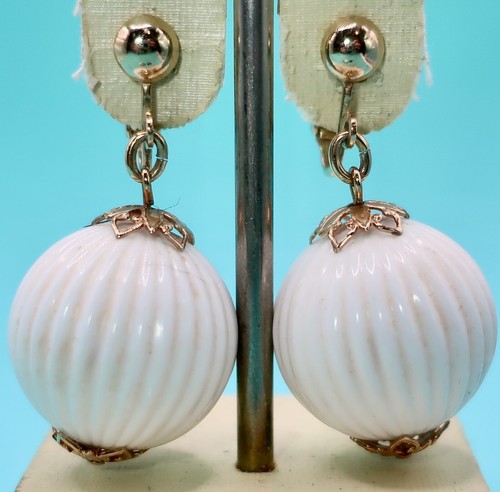 Pendientes colgantes vintage 1974 Sarah Coventry alta moda blancos acanalados clip bola