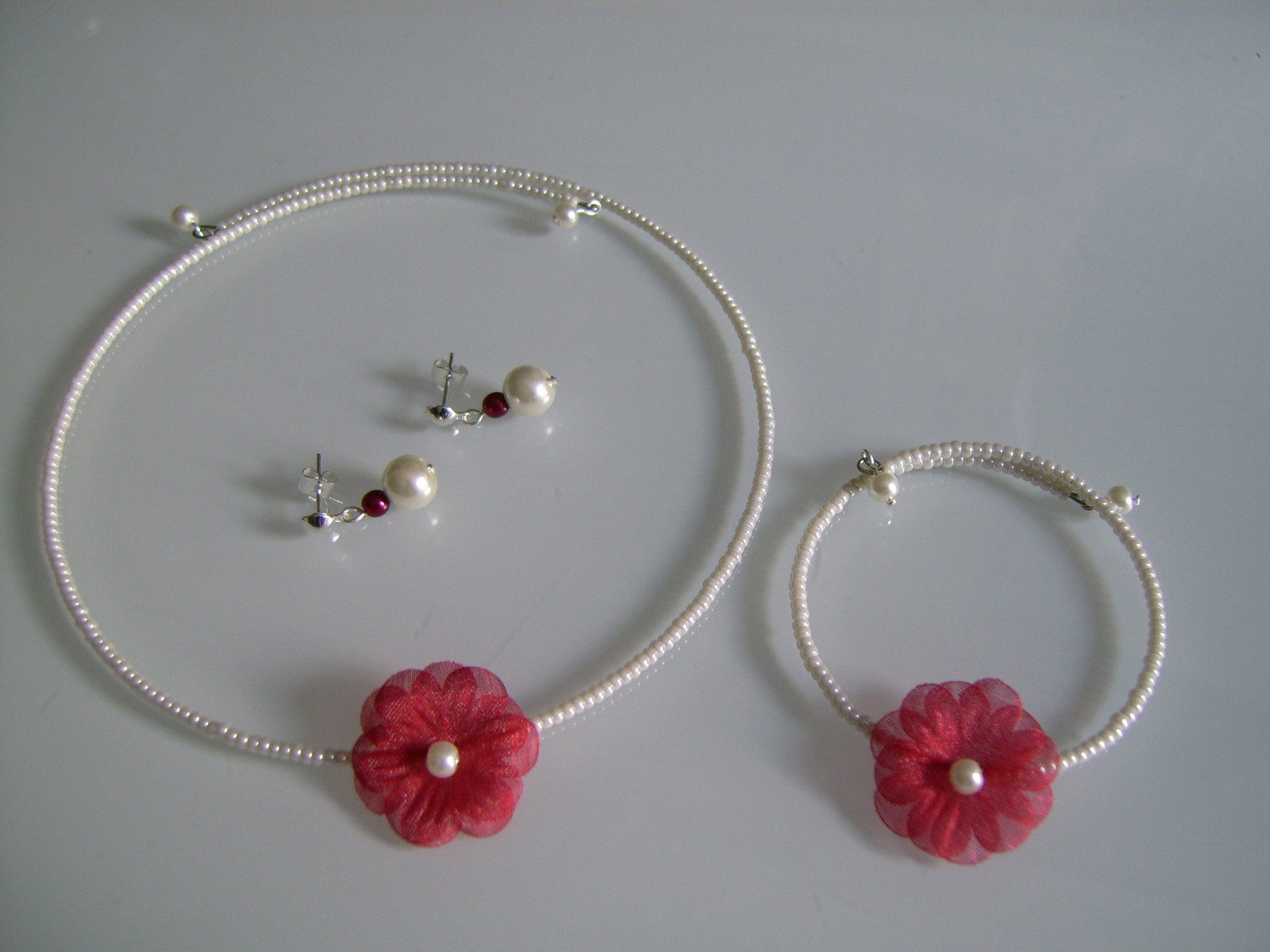 Parure enfant cérémonie beige bordeaux avec collier et bracelet pour mariage