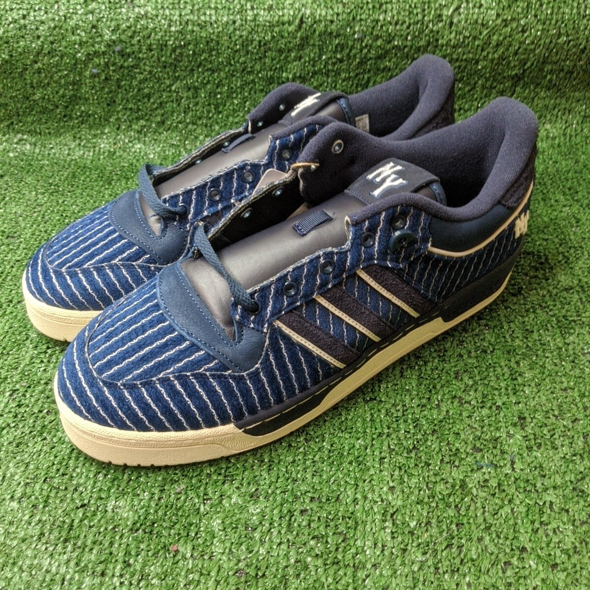 Adidas Rivalry Low 86 Mens Size 12.5 NY Yankees Pinstripe  display picture 2