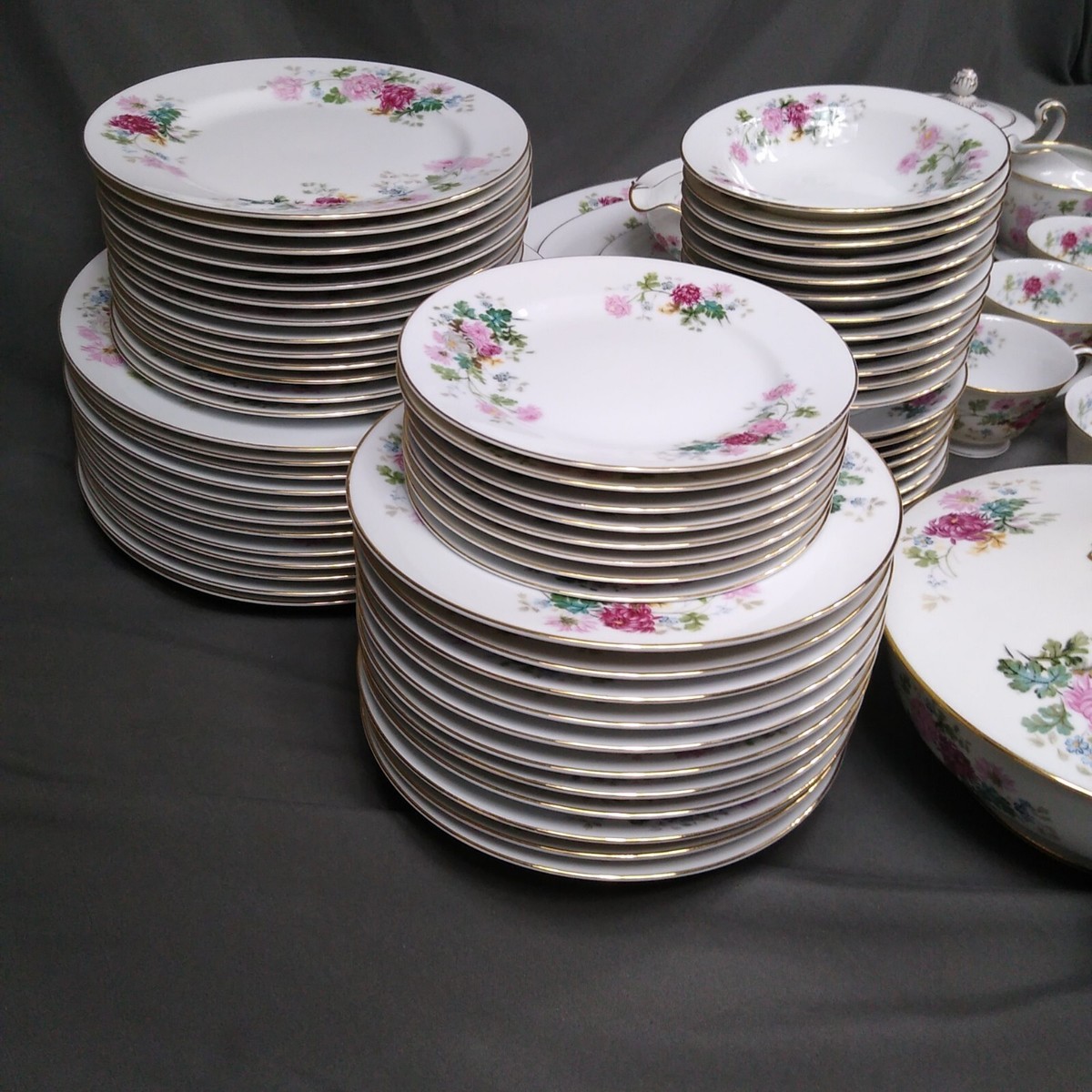 Vnt Noritake Gardena 3056 China Dinnerware set mostly