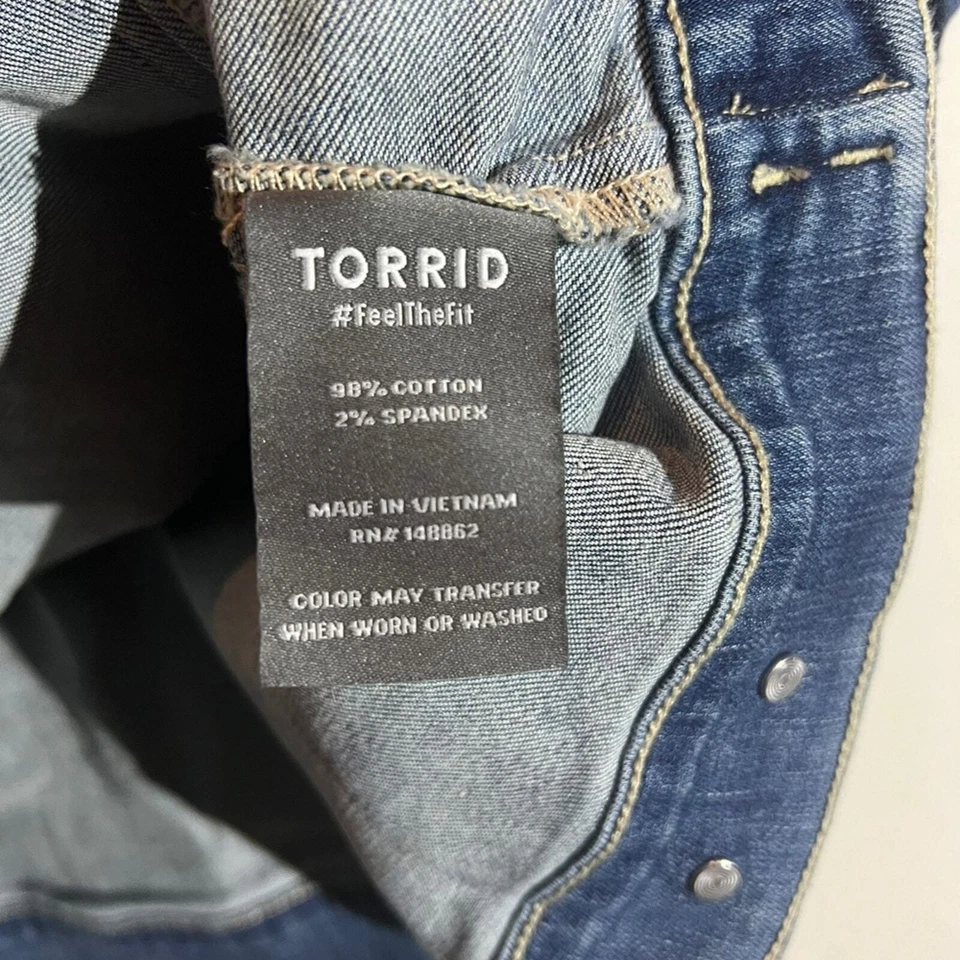Chaqueta de camionero de mezclilla desgastada Torrid para mujer lavado medio talla 6X (4x 30 ptp) Foto 4 de 4