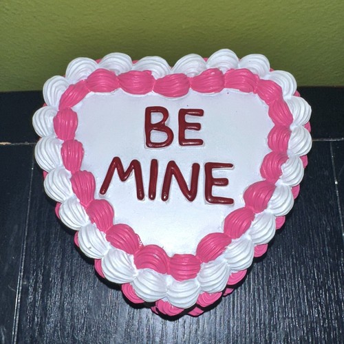 NEW Faux Valentines Day Lambeth Cake "BE MINE" Tabletop Food Decor - Picture 2 of 3